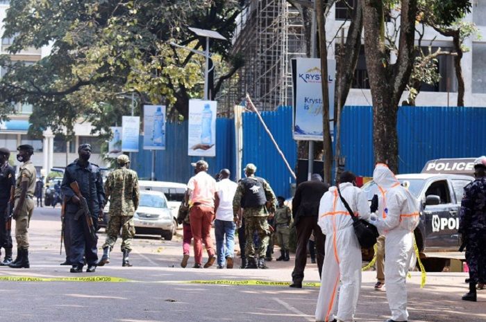 Polisi Uganda dan ahli ledakan mengamankan lokasi bom bunuh diri di Kampala, Uganda, Selasa 16 November 2021.