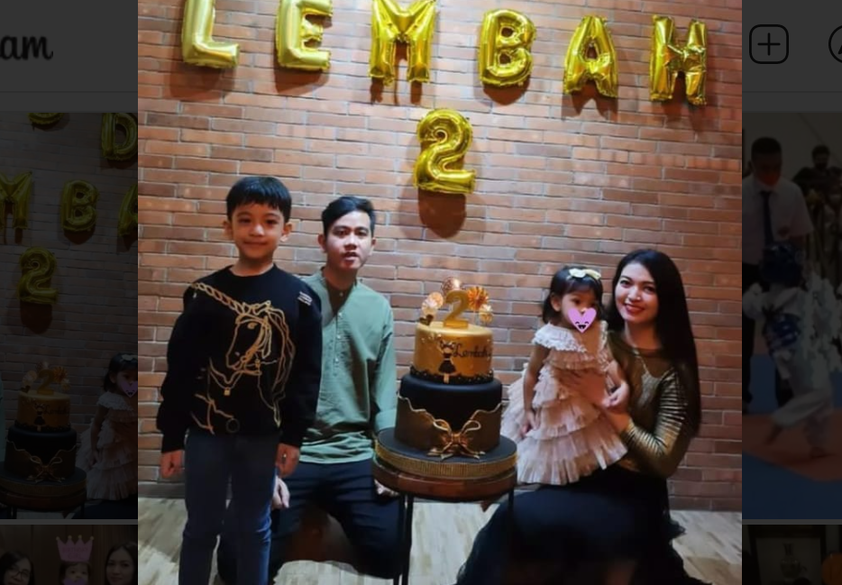 La Lembah Manah bersama kedua orang tuanya yakni Gibran Rakabuming Raka dan Selvi Ananda serta kakaknya Jan Ethes, merayakan ulang tahun kedua secara sederahana./