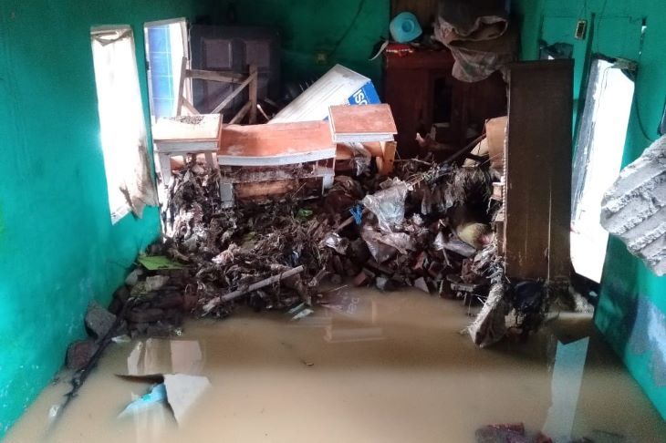 Rumah warga yang mengalami kerusakan pasca diterjang luapan sungai Cikeruh di Kampung Babakan Rawa RT 08/RW 07 Desa Rancaekek Kulon Kecamatan Rancaekek Kabupaten Bandung. 
