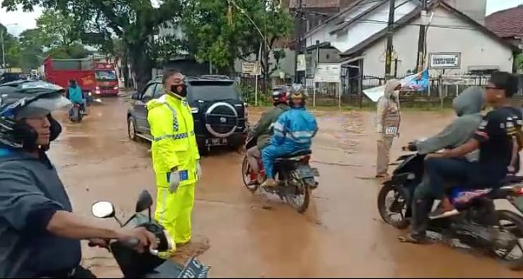 Banjir di Jalan Raya Majalaya - Cicalengka depan SPBU Al-Masoem, Desa Cilulu, Kecamatan Cikancung, Kabupaen Bandung, Rabu 17 November 2021 sore 
