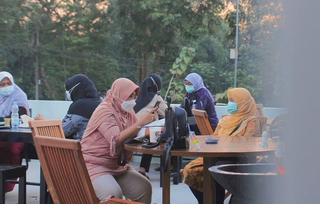 Para pengunjung Batas Kota Coffee menikmati suasana sembari ngopi.