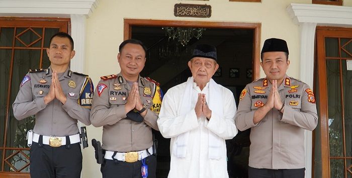 Kapolres Tasikmalaya AKBP Rimsyahtono (kanan) melakukan kunjungan silaturahmi kamtibmas kepada pimpinan Pondok Pesantren Cipasung Singaparna, KH Abun Bunyamin Ruhiyat, Rabu 17 November 2021.*