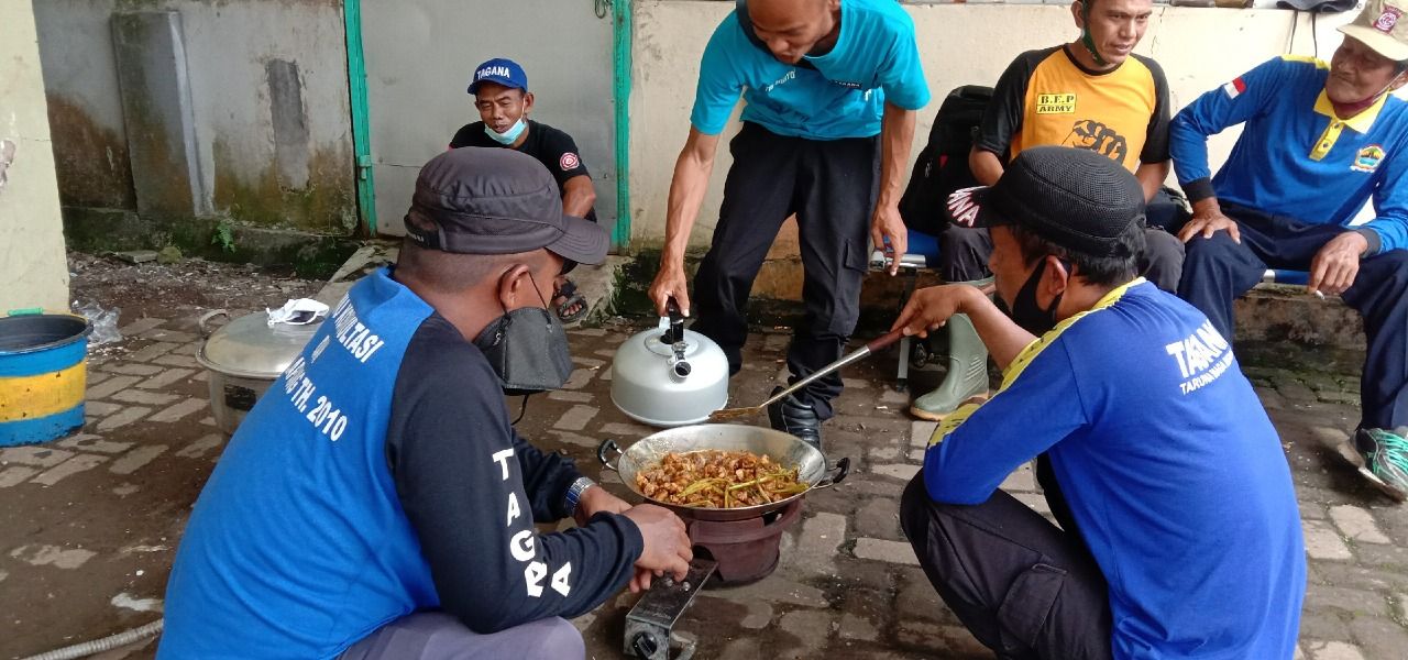 Dinsospermades dan Tagana Kabupaten Banyumas mendirikan Dapur Umum pasca kebakaran pasar sumpiuh, 17-18 Nopember 2021. / Istimewa