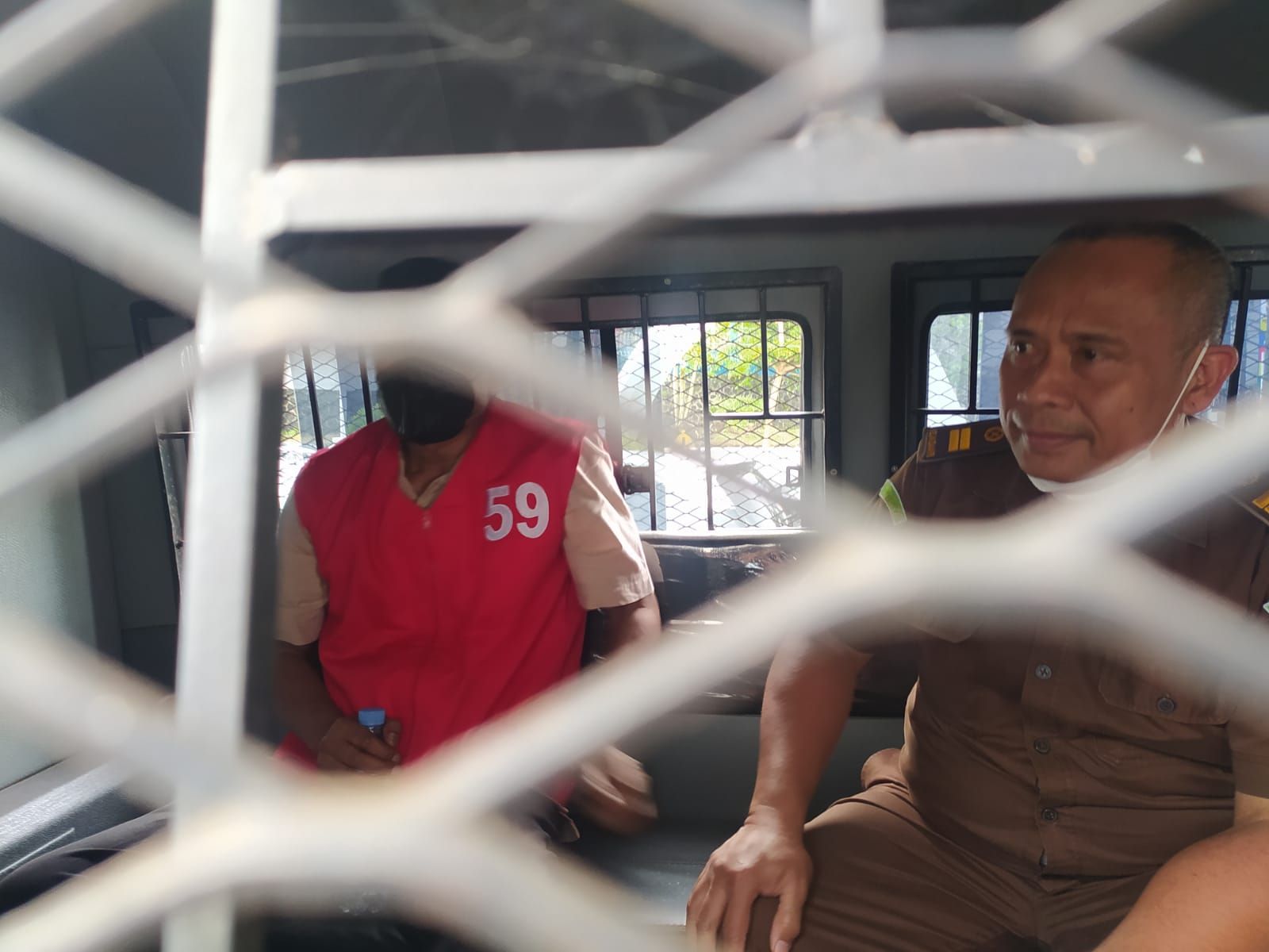 Terpidana RHRC dikawal petugas saat dieksekusi di dalam mobil tahanan Kejaksaan Negeri Ciamis menuju Lapas Kelas IIB Ciamis, Kamis 18 November 2021.*