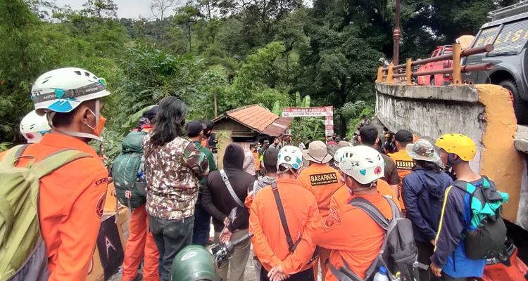 Tim SAR gabungan terus berupaya mencari keberadaan Yana yang dinyatakan hilang Cadas Pangeran Sumedang, Kamis 17 November 2021 sore