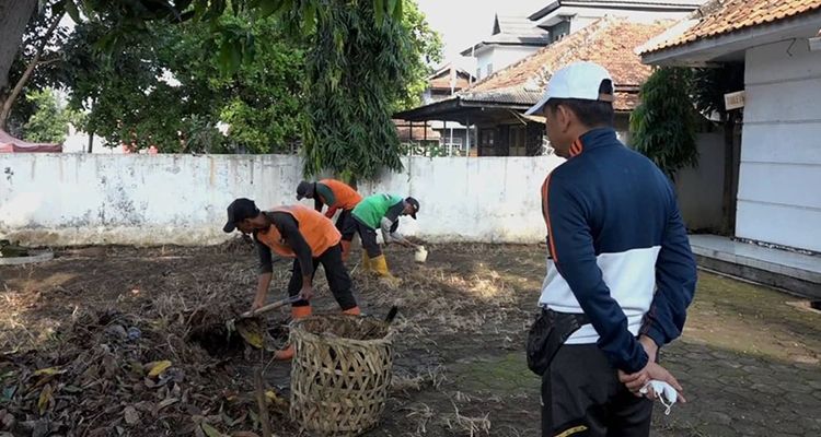 Datangi Markas Mahasiswa Yang Mendebat Saat Bebersih Pasar Dedi Mulyadi Sekretariatnya Tampak Kotor Prfm News