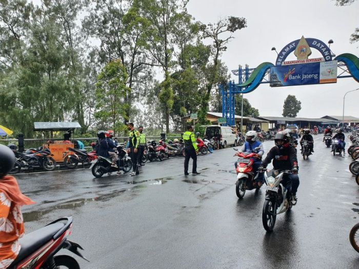 Satlantas Polres Karanganyar menyebar petugas dilokasi wisata untuk mencegah terulang kembali kejadian dimana warga marah terhadap pengendara knalpot brong