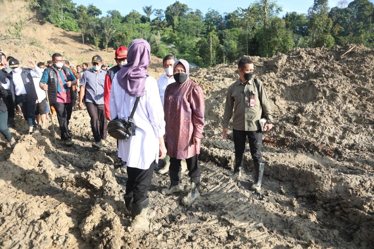 Menteri Sosial Tri Rismaharini mengunjungi lokasi banjir di Sibolangit Sumatera Utara