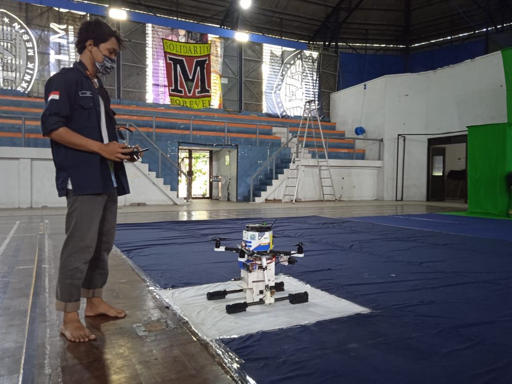 Tim Sankara UNS menerbangkan robot terbang nir awak di ajang KRTI 2021 di GOR UNS, Solo, Jawa Tengah./