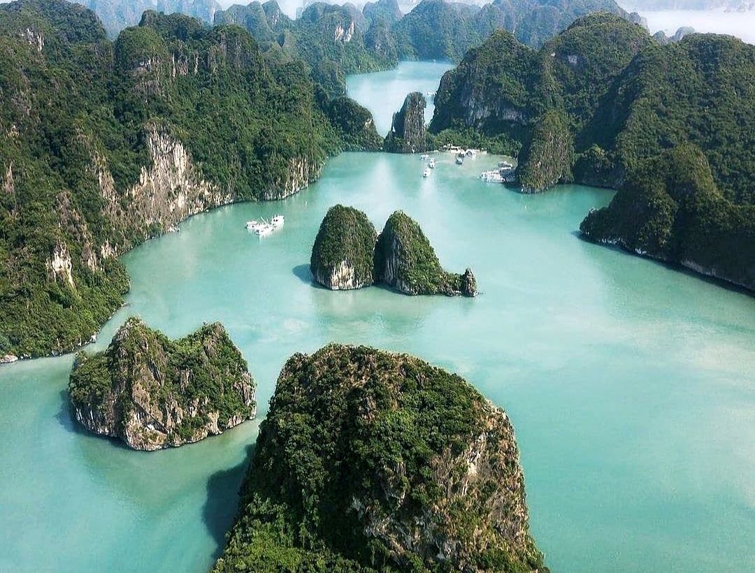 Teluk Halong di Vietnam, yang menurut legenda diciptakan oleh seekor naga/instagram - @modern.classic.travels