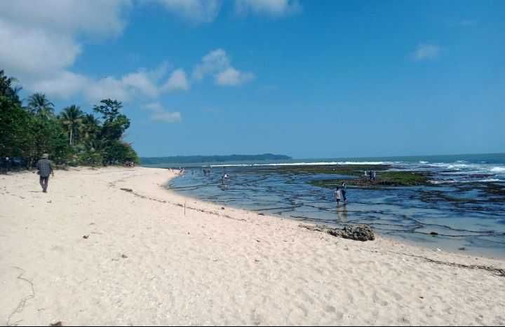 Objek Wisata Pantai Karapyak, Kecamatan Kalipucang, Kabupaten Pangandaran.