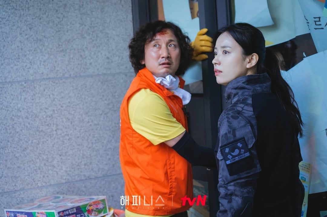Sinopsis drama Korea drakor Happiness episode 5 kembali tayang melanjutkan kisah perjuangan penghuni apartemen bertahan dari serangan orang gila yang terinfeksi virus. 