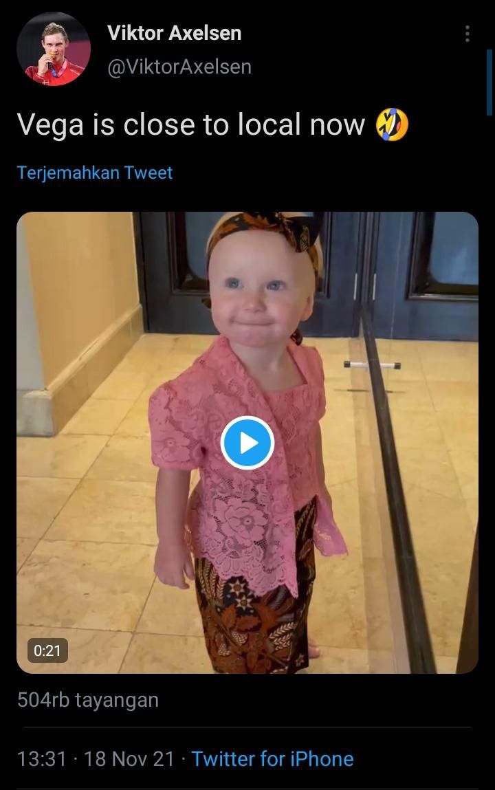 Potret Vega, anak dari pebulutangkis Viktor Axelsen saat mengenakan kebaya/  Tangkap layar Twitter/ @ViktorAxelsen