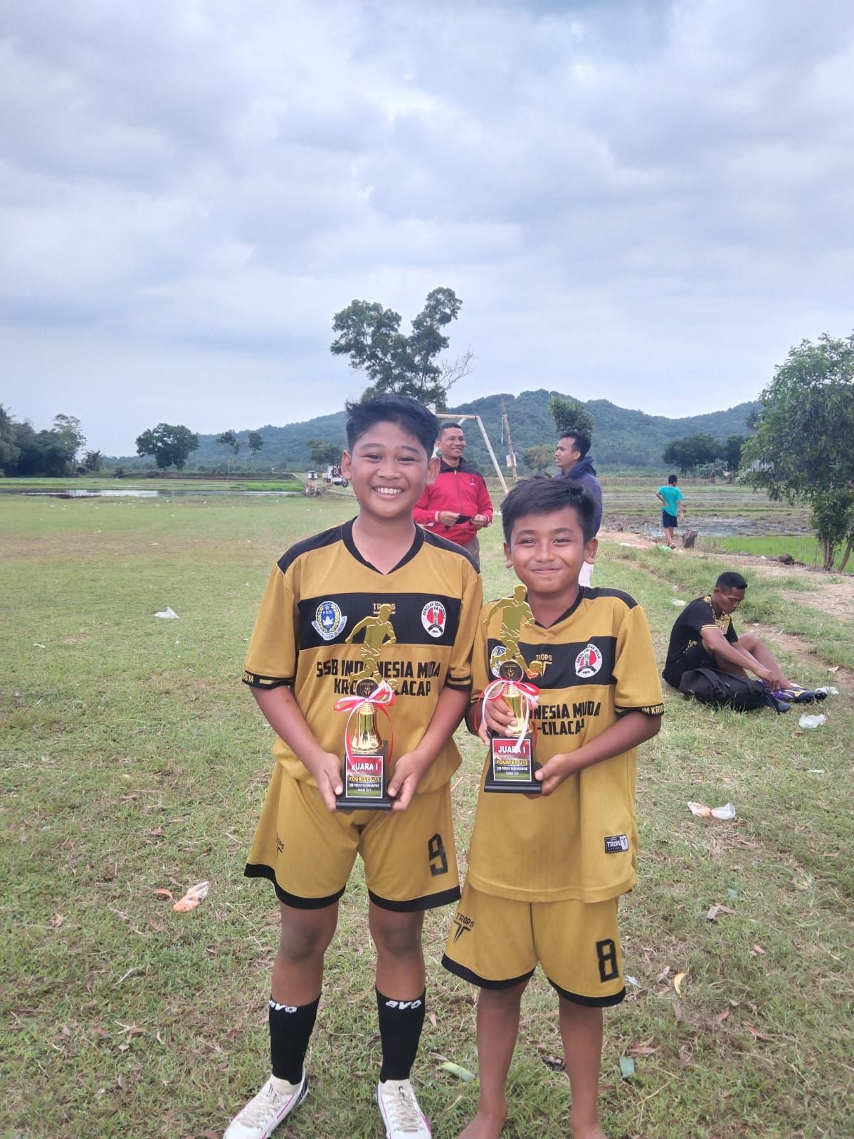 SSB IM Kroya Juara U-11 dan U-12 Turnamen Fourfeo di lapangan Desa Karang Anyar, Kecamatan Adipala, Cilacap, Minggu 21 Nopember 2021. / Amron