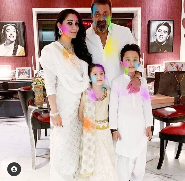 Sanjay Dutt bersama keluarga
