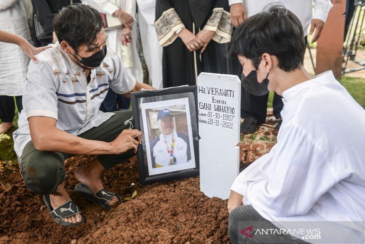 Kumpulan Foto-Foto Prosesi Pemakaman Verawaty Fajrin, Sang Legenda Bulu Tangkis