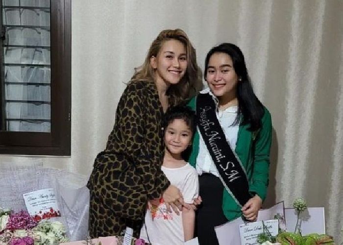 Bak Putri Kerajaan, Berhasil Jadi Sarjana Adik Ayu Ting Ting Diarak Keliling Kampung Diiringi Ondel-ondel