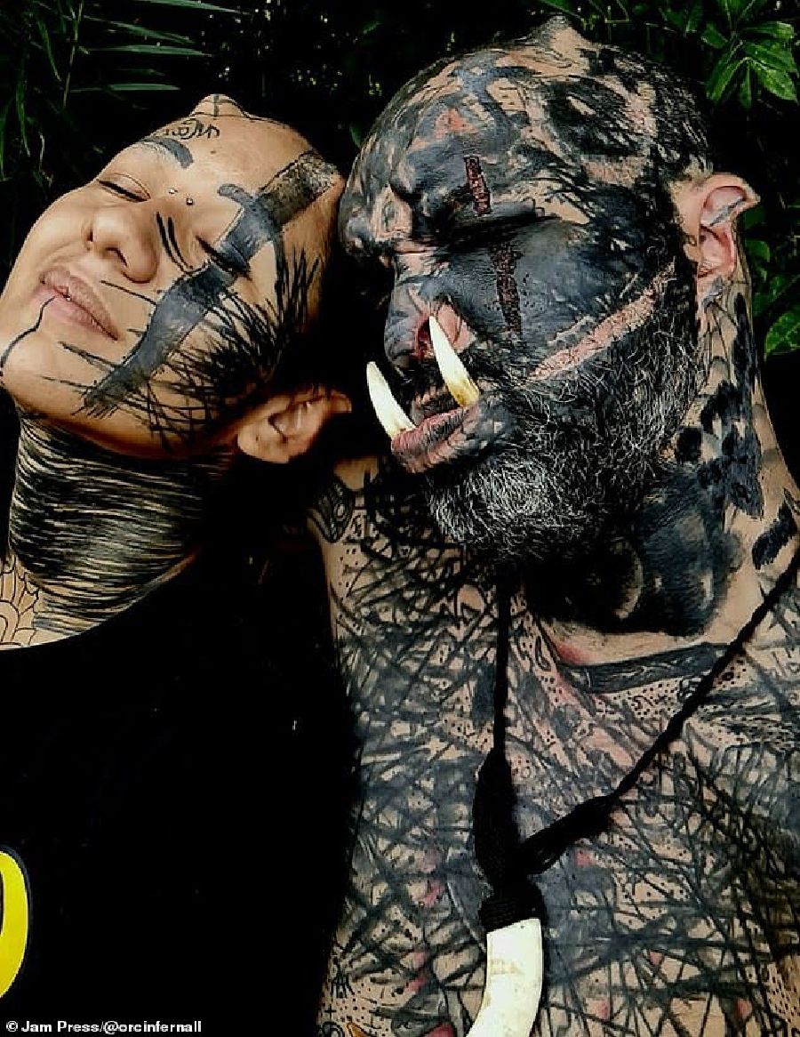 Rico bersama istrinya Khrisna yang  juga seniman tatto dan terkenal dengan nama Kelelawar di internet 