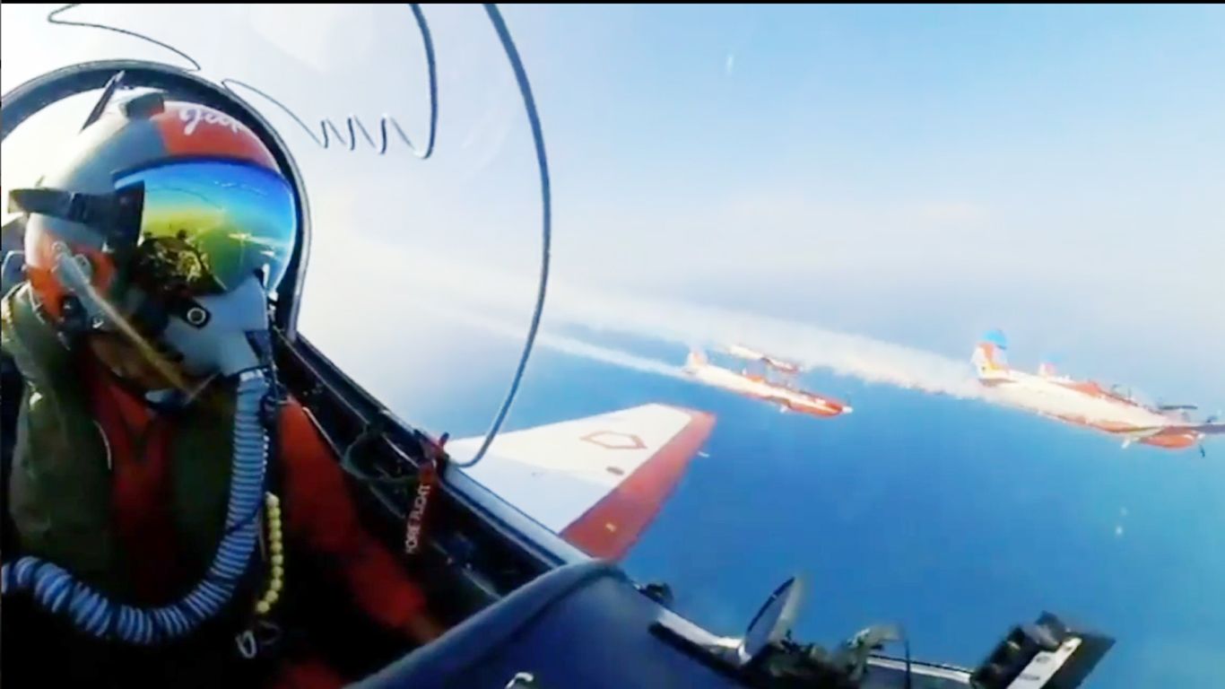 Tim Aerobatik TNI AU, melakukan manuver-manuver di atas langit Sirkuit Mandalika Minggu 21/11/ Instagram@militerAU