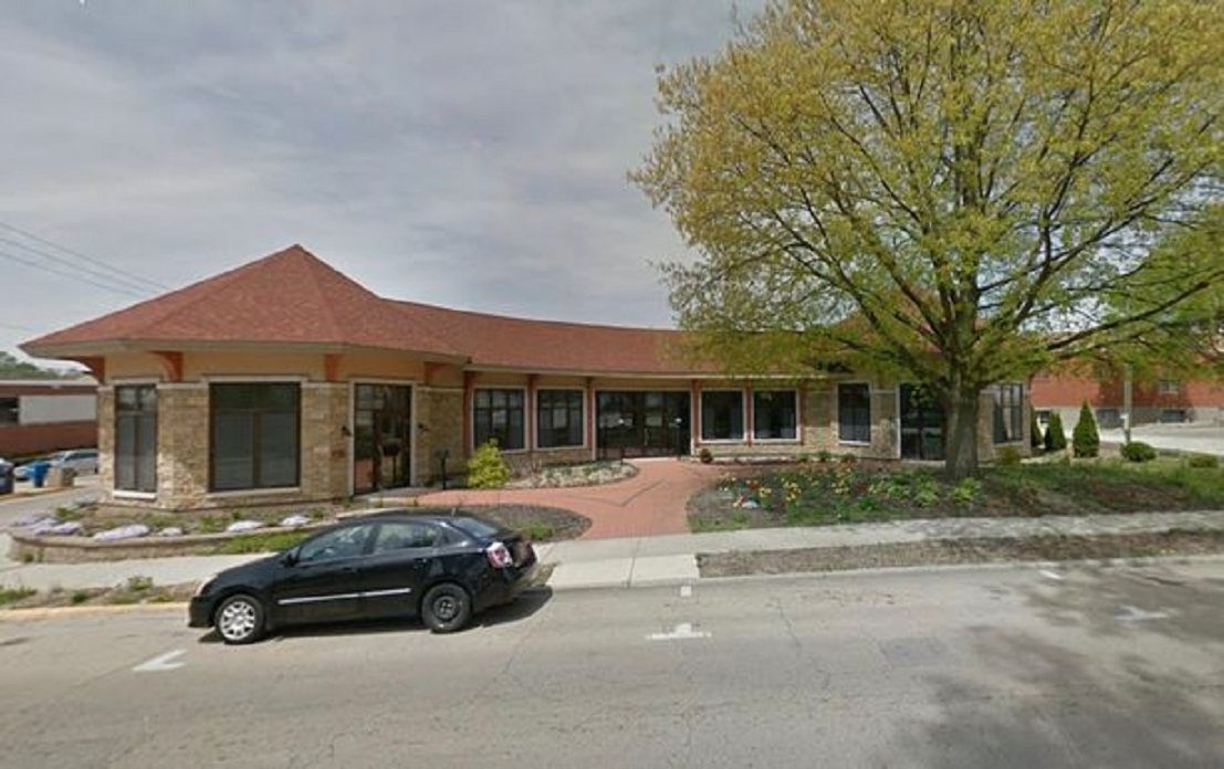 "Bangunan berbentuk lingga" sebenarnya adalah Christian Science Society of Dixon di Illinois.   