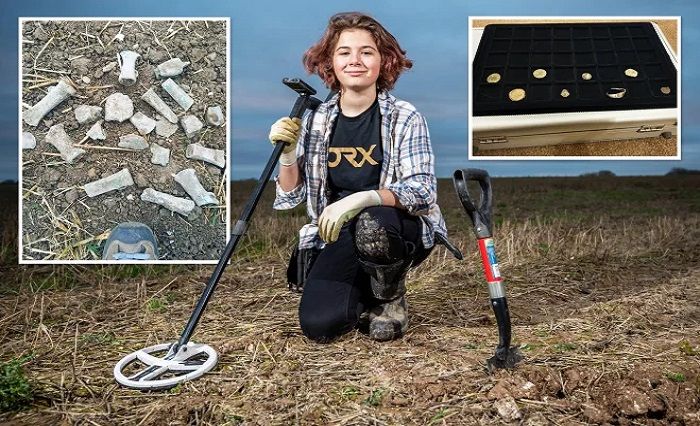 Detektor logam Milly Hardwick menemukan timbunan kapak Zaman Perunggu, koin emas dan kancing emas.*  