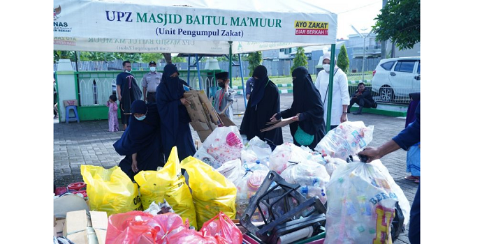 Kegiatan Sedekah Sampah yang dilaksanakan di Masjid Baitu Ma'muur, Perumahan Telaha Sakinah, Kabupaten Bekasi, Jawa Barat.