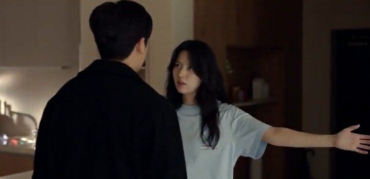 Sae Boom menghalangi Yi Hyun yang bermaksud keluar gedung apartemen untuk mencari tahu situasi yang terjadi