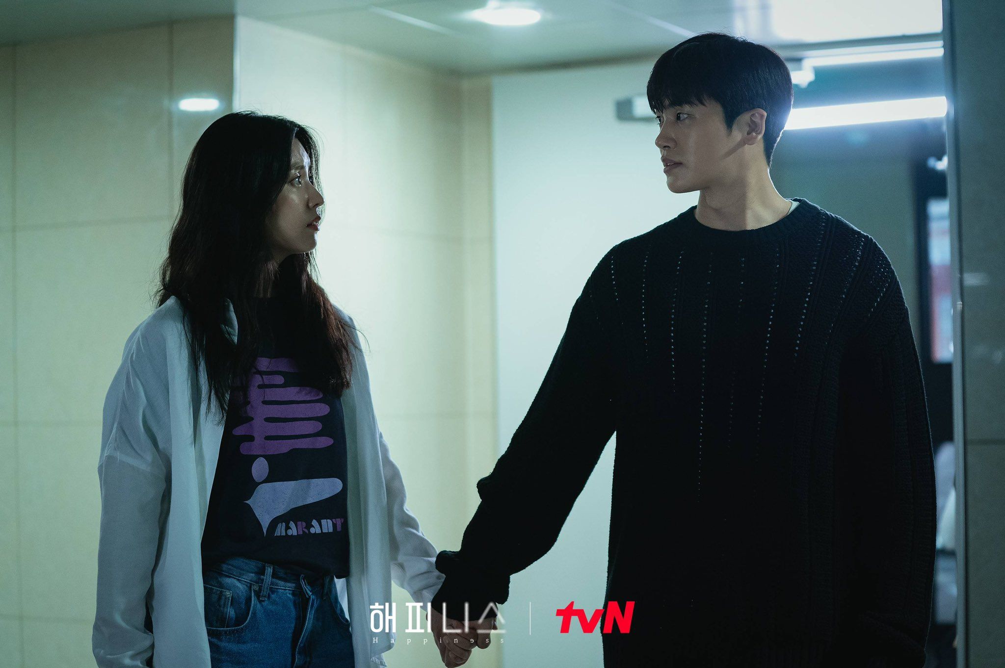 Sae Boom dan Yi Hyun berpegangan tangan ketika berusaha melindungi apartemen mereka