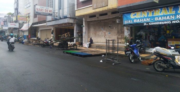 Kawasan Jalan Cihideung Kota Tasikmalaya yang biasanya dipenuhi ratusan pedagang kaki lima (PKL) terlihat mulai lengang, Selasa 23 November 2021.*