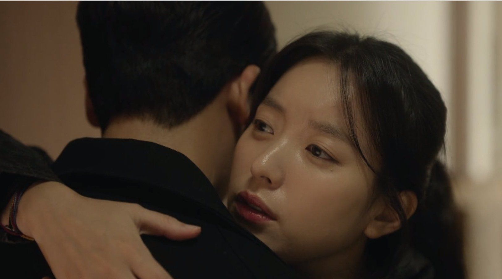 Sae Boom memeluk Yi Hyun untuk menenangkannya setelah pria itu tersulut emosi karena perbuatan Oh Joo Hyung.