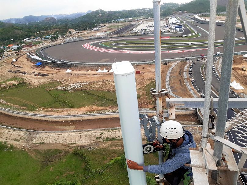 Teknisi jaringan XL Axiata bekerja di atas menara BTS di dekat Sirkuit Mandalika, Desa Kuta, Kecamatan Pujut Kabupaten Lombok Tengah/ISTIMEWA.