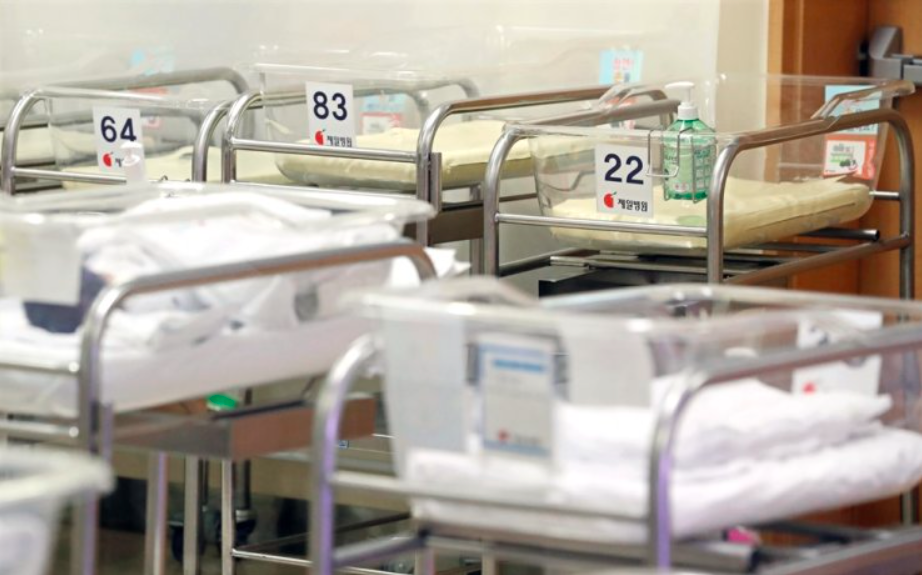 Terlihat tempat tidur bayi di rumah sakit di Seoul hampir kosong tak ditempati.
