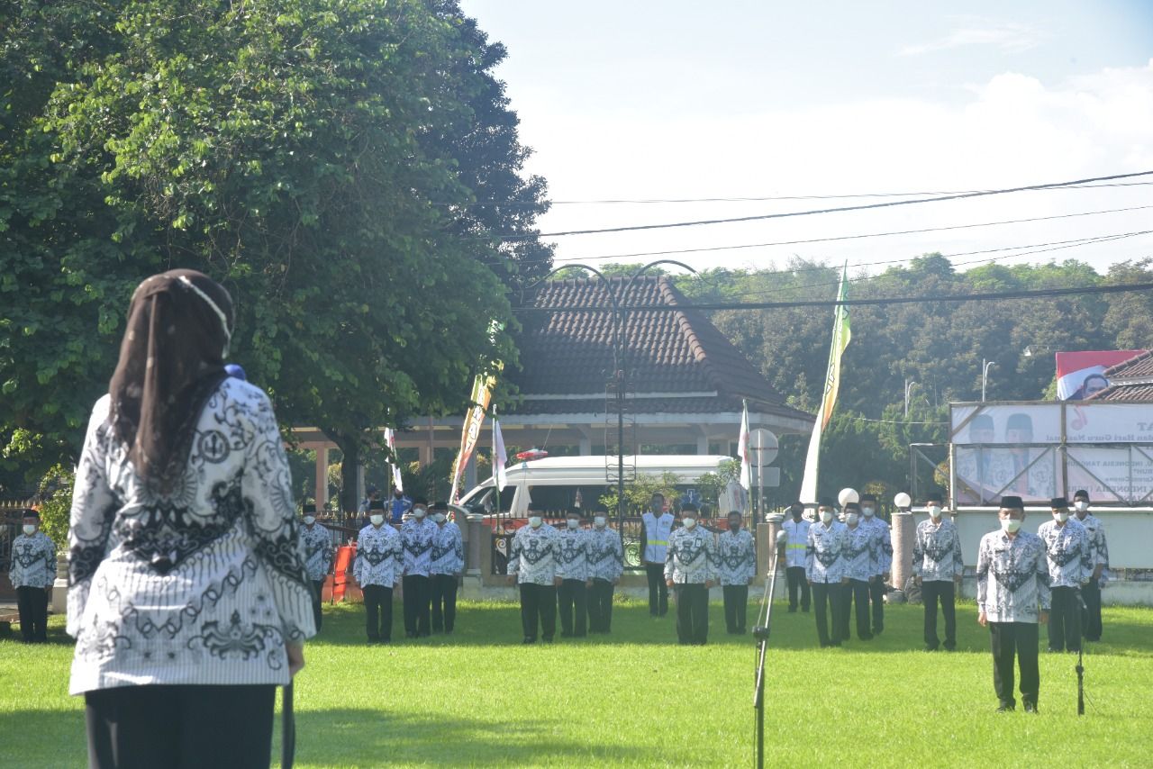 Wakil Bupati Indah Amperawati saat memberi sambutan dalam Upacara Hari Guru Nasional di halaman kantor pemkab Lumajang