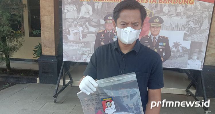 Kasat Reskrim Polresta Bandung AKP Bimantoro saat perlihatkan barang bukti kasus pembunuhan bocah  di Pacet, Kabupaten Bandung hari ini Kamis, 25 November 2021