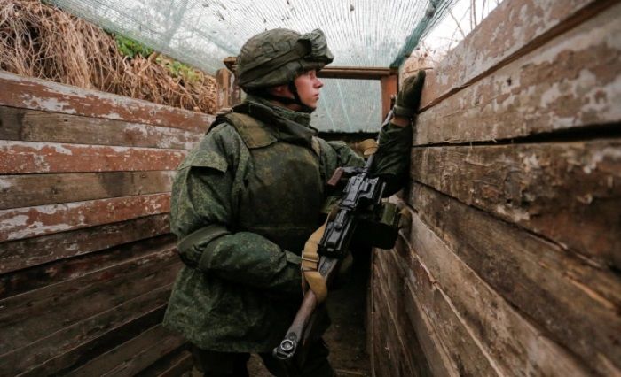 Seorang penembak jitu, pemberontak yang didukung Moskow mengawasi wilayah Donbas yang memisahkan diri dari Ukraina.