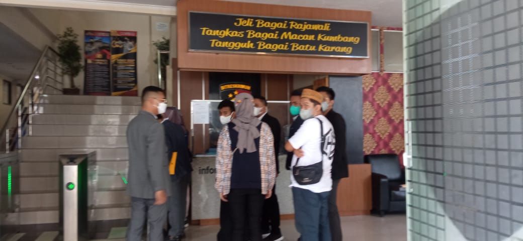 Yoris Subang terlihat sesaat akan menjalani pemeriksaan di Mapolda Jabar