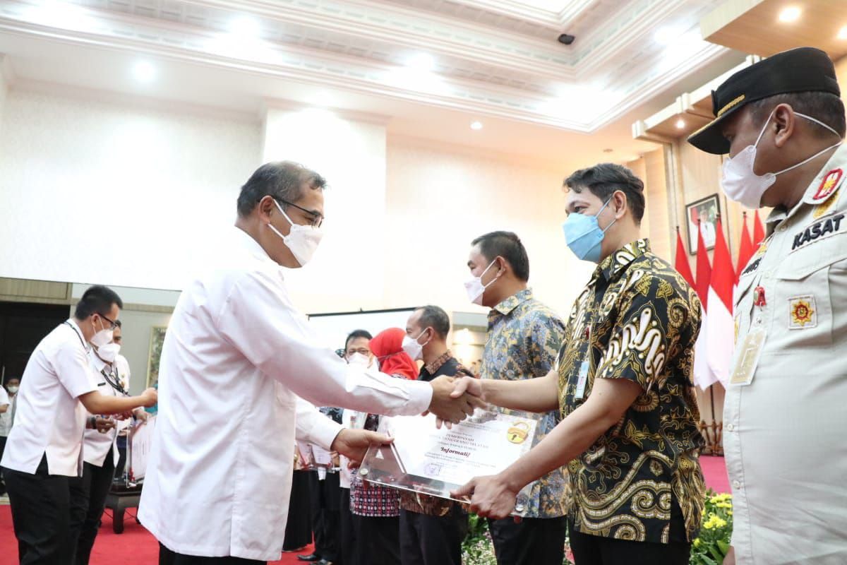 Penghargaan Keterbukaan Informasi yang diberikan langsung oleh Plt. Sekda Banten Muhtarom kepada Kepala Dinas Komunikasi dan Informatika Kota Tangsel Fuad, Rabu 24 November 2021 kemarin.