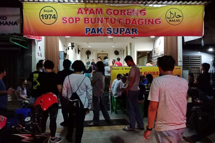 Ayam Goreng dan Sop Buntut Daging, Pak Supar di Semarang