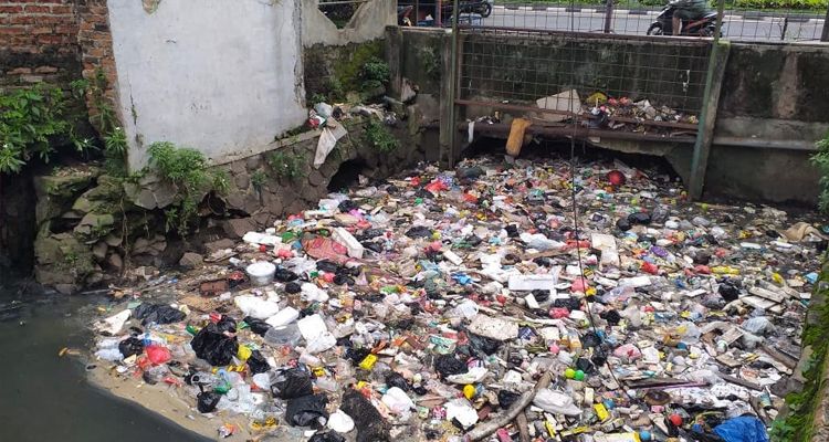 Sampah yang mencemari Sungai Cihapit, Jalan Laswi, Kota Bandung, Kamis 25 November 2021