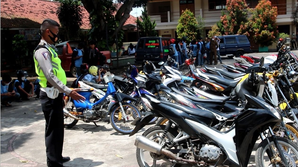Belasan sepeda motor milik para pelajar SMK YP 17 tak sesuai standar diamankan polisi untuk dilakukan penertiban
