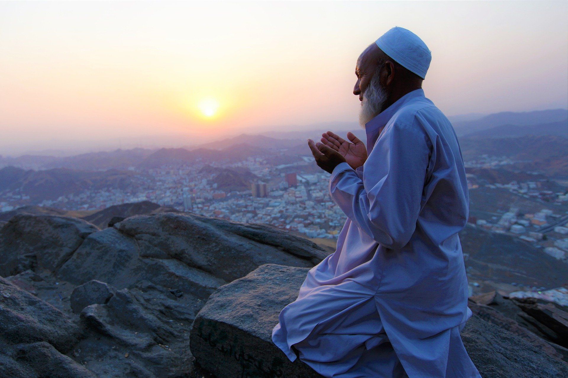 Ilustrasi, seorang muslim yang sedang berdoa