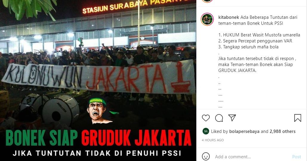 Tuntutan Bonek dalam aksi unjuk rasa di depan Gedung Negara Grahadi Surabaya, Kamis 25 November 2021