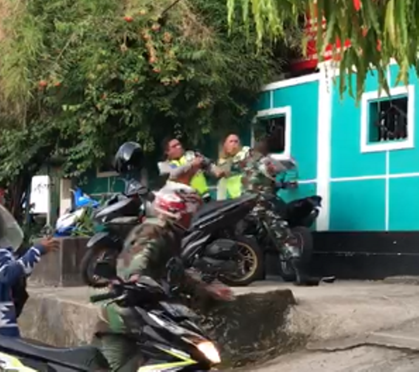 Adu jotos prajurit TNI vs Polisi di Kota Ambon. /Tangkapan layar video amatir /