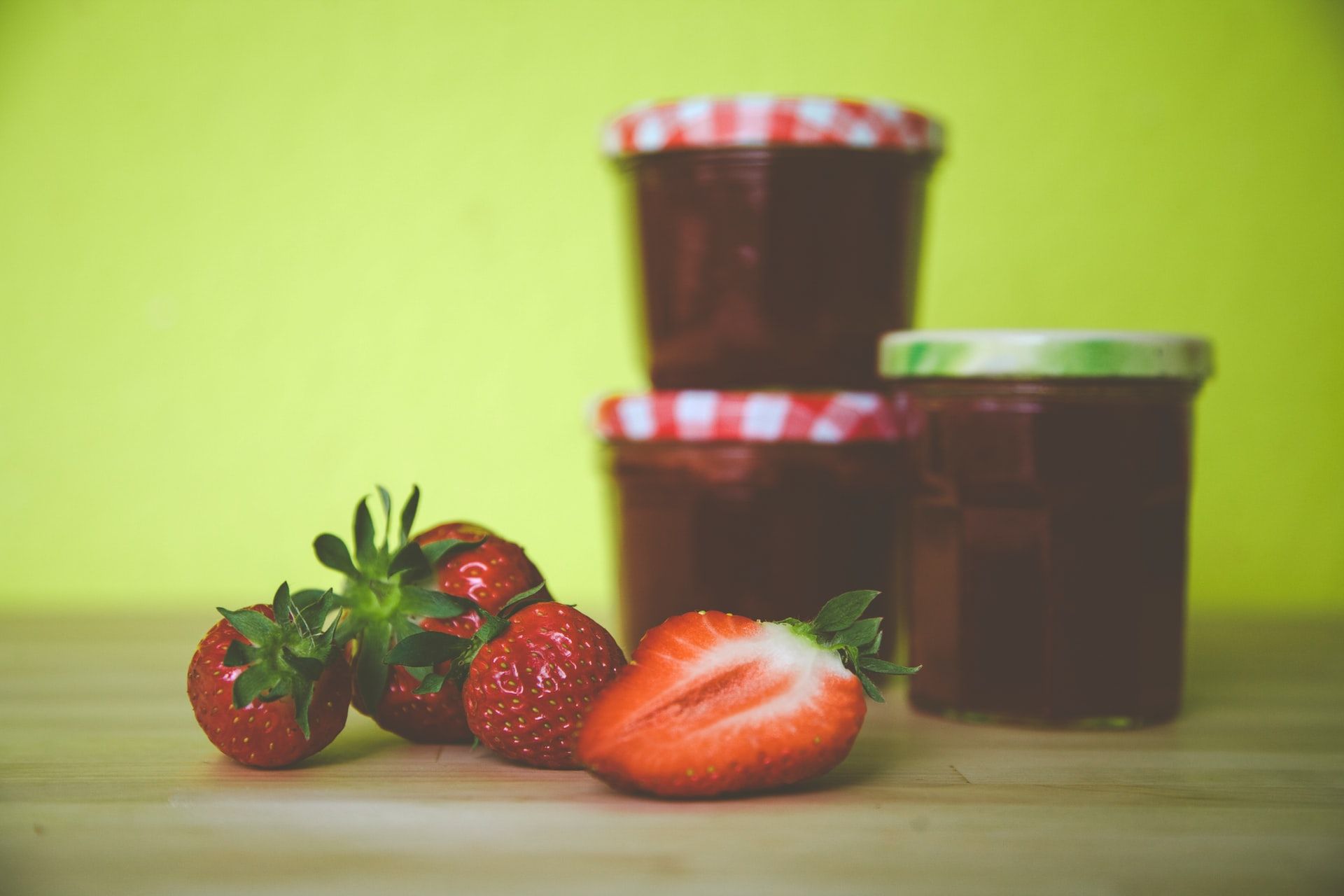 Berikut manfaat dan aneka resep buah strawberry yang segar dan kaya akan khasiatnya, penuh dengan vitamin