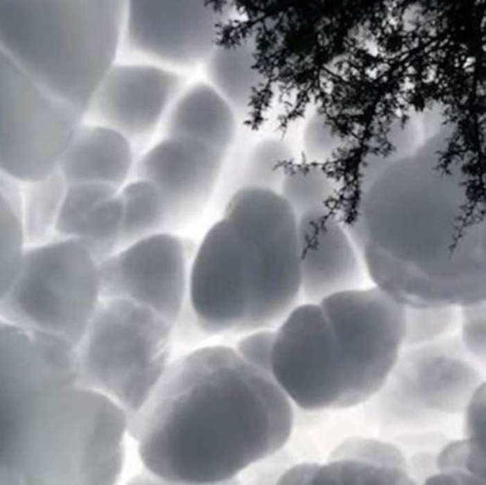 Cotton candy clouds.//Olah foto tangkap layar video ViralHog DailyMail