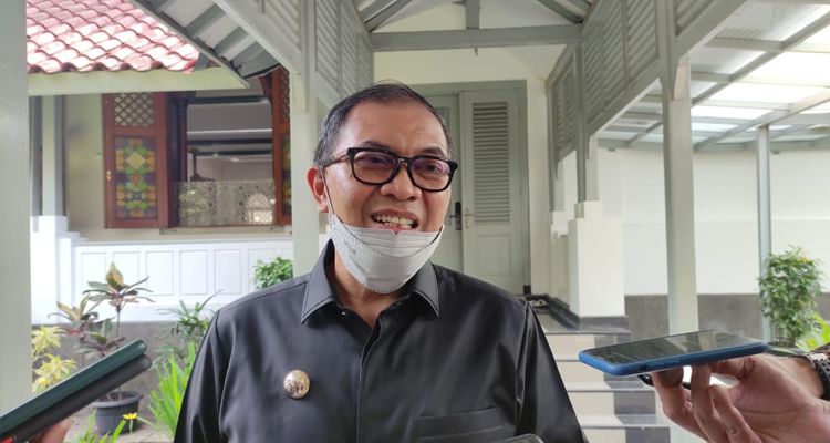 Wali Kota Bandung Oded M. Danial teken kebijakan UMK Kota Bandung Tahun 2022 mengalami kenaikan