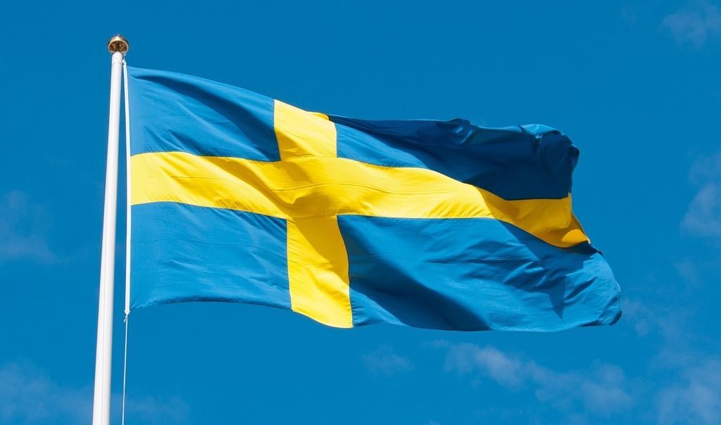 Bendera Swedia. Negara ini juga merasakan hari tanpa malam.