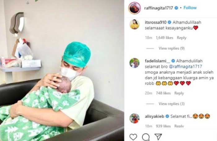 Raffi Ahmad terlihat menggendong putra keduanya yang baru lahir.
