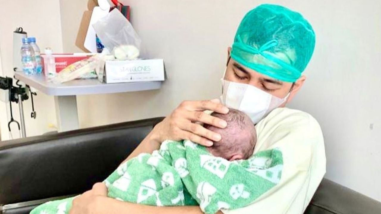 Raffi Ahmad menggendong anak keduanya yang baru lahir