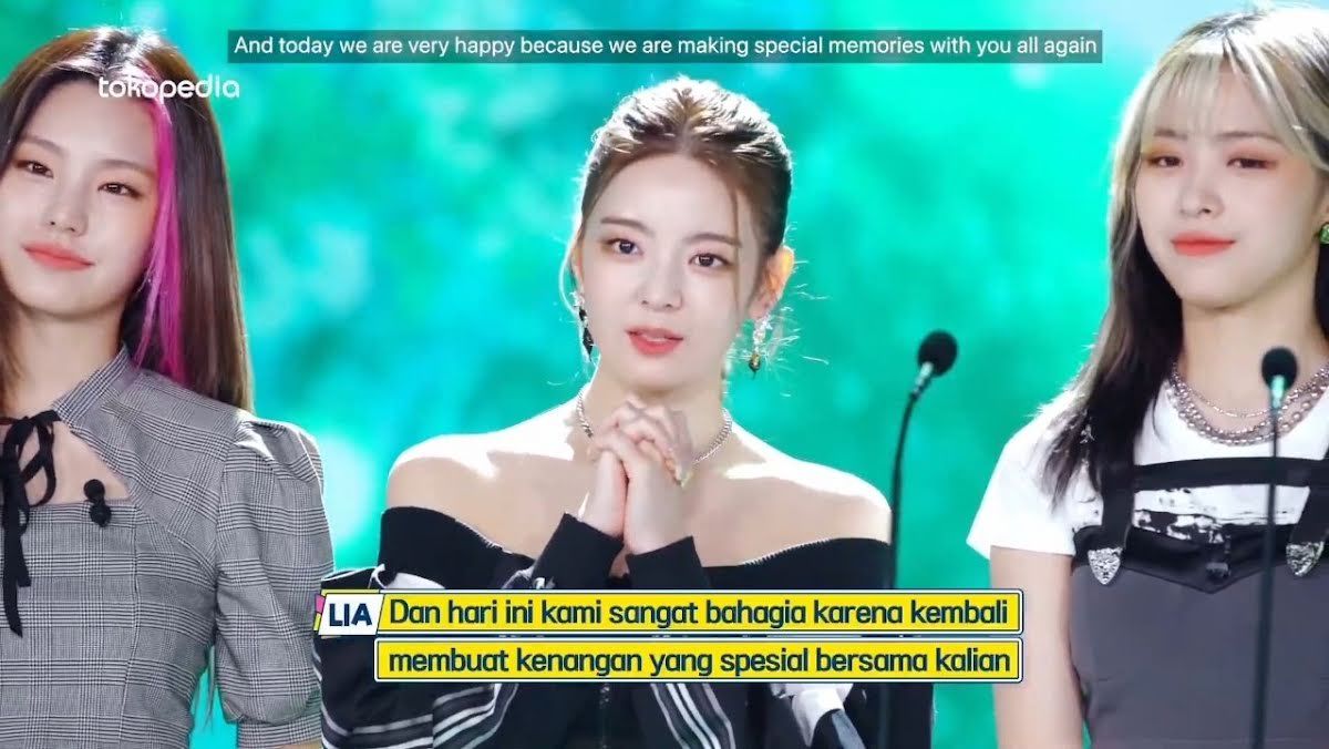 Lia, giving her acceptance speech. | Tokopedia